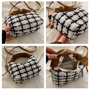 Détail de la texture du sac en tweed à carreaux avec bandoulière en cuir brun et vue interne