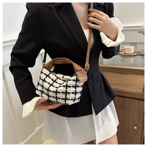 Sac polochon classique en tweed à carreaux noir et blanc avec poignées en cuir marron