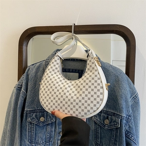 Weiße Hobo-Schultertasche mit schwarzem geometrischem Muster und verstellbarem Gurt