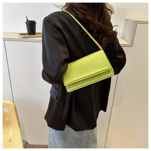 Neon groene PU lederen baguette tas over de schouder met een minimalistische stijl