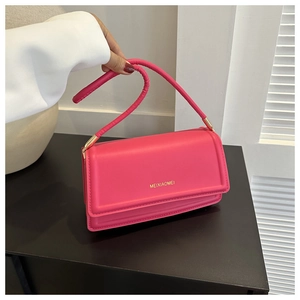 Detail van de felroze leren crossbodytas met gouden hardware en een klepsluiting