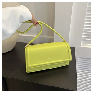 Detailweergave van de neongroene vierkante crossbodytas met klep en dunne schouderriem