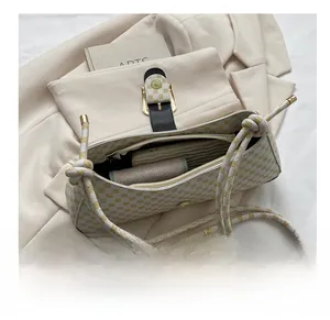Vue intérieure d'un sac sous le bras à carreaux montrant sa capacité de rangement