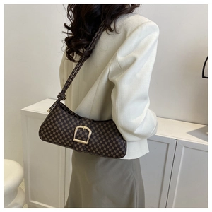 Détail du sac porté épaule marron avec imprimés dorés et boucle carrée élégante