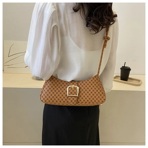 Vue arrière du sac porté épaule vintage marron avec monogramme et boucle dorée en D