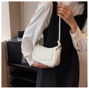 Nahaufnahme der weißen Halbmond-Tasche mit Wolkensteppung und Knotenschultergurt