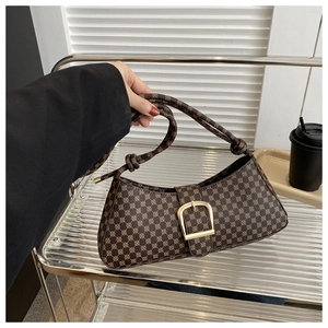 Détail du sac baguette vintage avec motif monogramme marron et boucle dorée