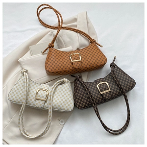 Détails des sacs à bandoulière vintage avec motifs monogrammes et boucles dorées chic