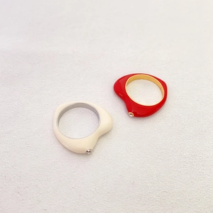 Anelli a cuore in smalto rosso e bianco con piccoli cristalli in stile minimalista
