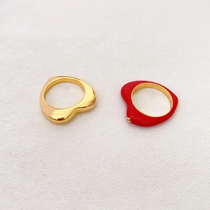 Anelli minimalisti a forma di cuore in oro e smalto rosso con accenti di zircone