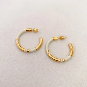 Boucles d'oreilles créoles en C dorées minimalistes avec motif émaillé blanc