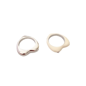 Set di anelli geometrici minimalisti in argento lucido e smalto crema asimmetrico