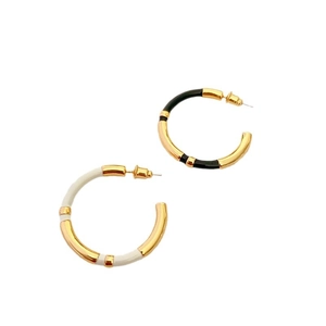 Boucles d'oreilles créoles en C plaquées or avec motif émaillé noir et blanc