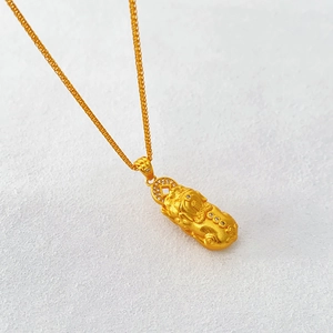 Collier avec pendentif Pixiu vintage en or sable et zircons blancs étincelants pour femme