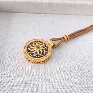 Collier boussole rotatif en émail fleuri plaqué or avec cordon tressé sur tissu