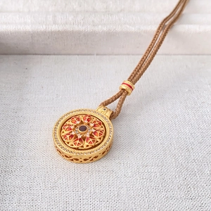 Collier pendentif boussole rotative en émail avec cristaux rouges et cordon tressé