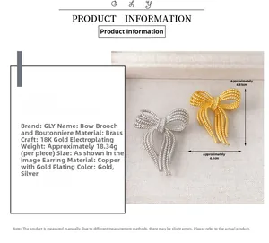 Vue détaillée d'une broche nœud dorée avec dimensions et poids sur fond blanc texturé