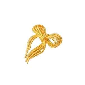 Broche nœud élégante en or avec motif texturé style corde sur un fond blanc épuré