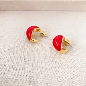 Französische Vintage rote Emaille-Ohrstecker in C-Form mit Goldbeschichtung auf Stoff
