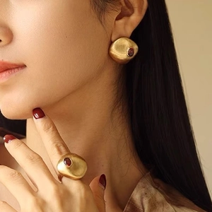 French vintage matte gold jewelry set with red gemstones on ear studs and ring