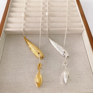 Eleganter langer Weidenblatt-Halskettenanhänger mit Perlenakzent in Gold und Silber