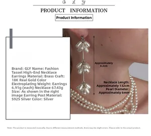 Détail du long collier de perles multicouches et boucles d'oreilles à pompons dorés