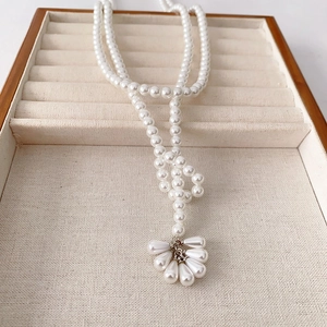 Collier de perles vintage français avec pendentif floral élégant dans son écrin