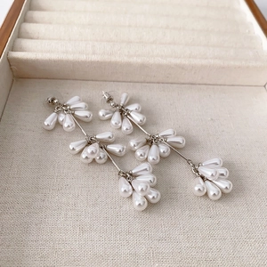 Boucles d'oreilles élégantes à trois perles blanches en forme de goutte d'eau