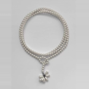 Collier de perles à double rangée avec un élégant pendentif en forme de fleur en perles
