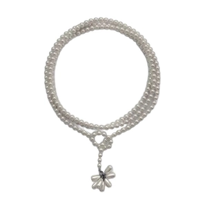 Collier de perles à trois rangs avec un pendentif fleur de marguerite vintage chic