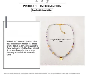 Détail du collier de perles plaqué or 18K avec pendentif cœur et chaîne de 37+5cm