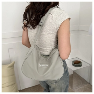 Vista posteriore dettagliata di una borsa hobo minimalista verde salvia a tracolla