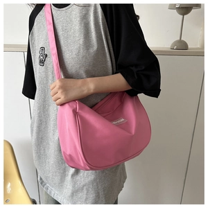 Borsa a tracolla a mezzaluna in nylon rosa con etichetta fashion in stile casual