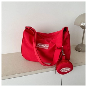 Dettaglio borsa tote in nylon rosso con portamonete rotondo e patch fashion