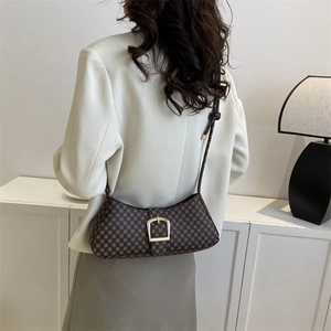 Sac baguette vintage marron foncé avec motif monogramme doré et boucle en métal