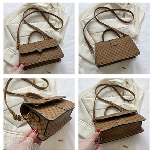Multi-hoek details van bruine vintage crossbodytas met monogramopdruk en gouden hardware