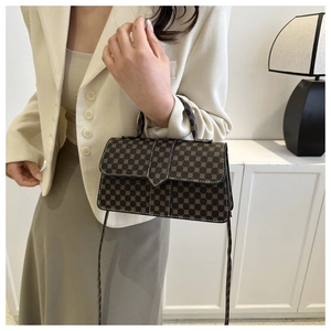 Klassieke vintage monogram tas getoond als een crossbody tas op een model