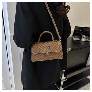 Bruine crossbodytas met zwart geometrisch patroon en elegant handvat voor dagelijks gebruik