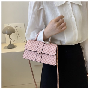 Roze vintage monogram schoudertas met geometrische patronen getoond in een lifestyle-omgeving