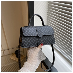 Chique vintage monogram crossbodytas met klep en elegante goudkleurige hardware