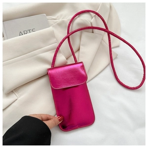 Draufsicht der glänzenden metallisch-rosa Handytasche mit Klappe und dünnem Riemen