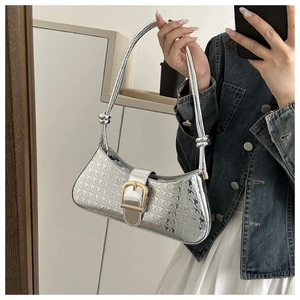 Gros plan sur le sac baguette argenté avec gaufrage d'étoiles et boucle dorée décorative