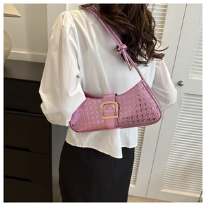 Sac baguette en cuir verni rose violet avec gaufrage étoiles et boucle dorée