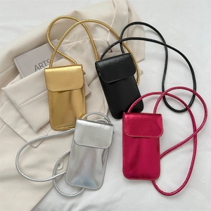 Mini sacs bandoulière verticaux pour téléphone en doré, argent, rose et noir mat