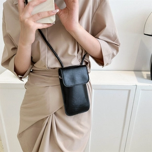 Schlanke schwarze Handy-Umhängetasche für Damen mit minimalistischem Klappendesign