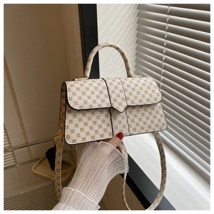 Beige vintage crossbodytas met monogram en gouden beslag en klassiek ruitpatroon