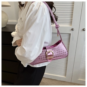 Gros plan du sac baguette rose métallisé à motif pied-de-poule et boucle dorée carrée