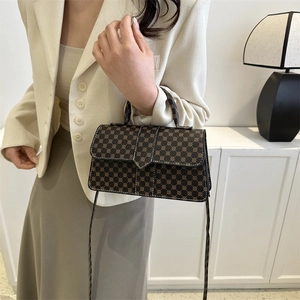 Klassieke bruine schoudertas met monogram, V-vormige flap en handvat voor dames