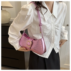Détail du sac baguette violet métallisé avec gaufrage étoilé et boucle dorée élégante