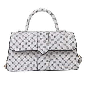 Witte crossbodytas met zwart geometrisch klaverpatroon en gestructureerd handvat